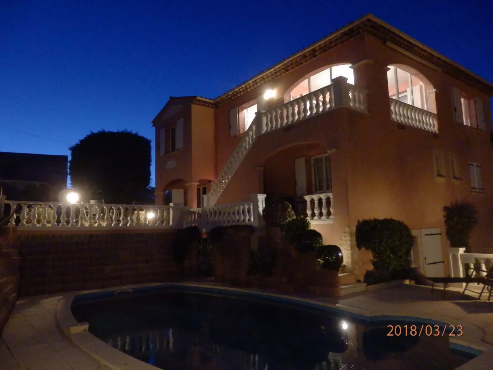 Schöne Ferienwohnung mit Meerblick und Pool-Buiten