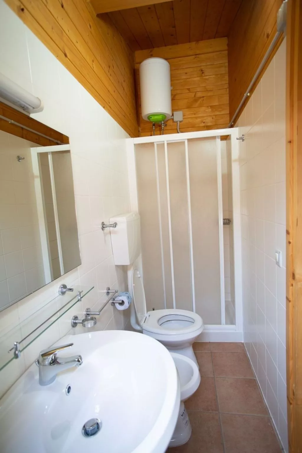 Bungalow aus Holz mit Veranda und nah am Strand.-Binnen