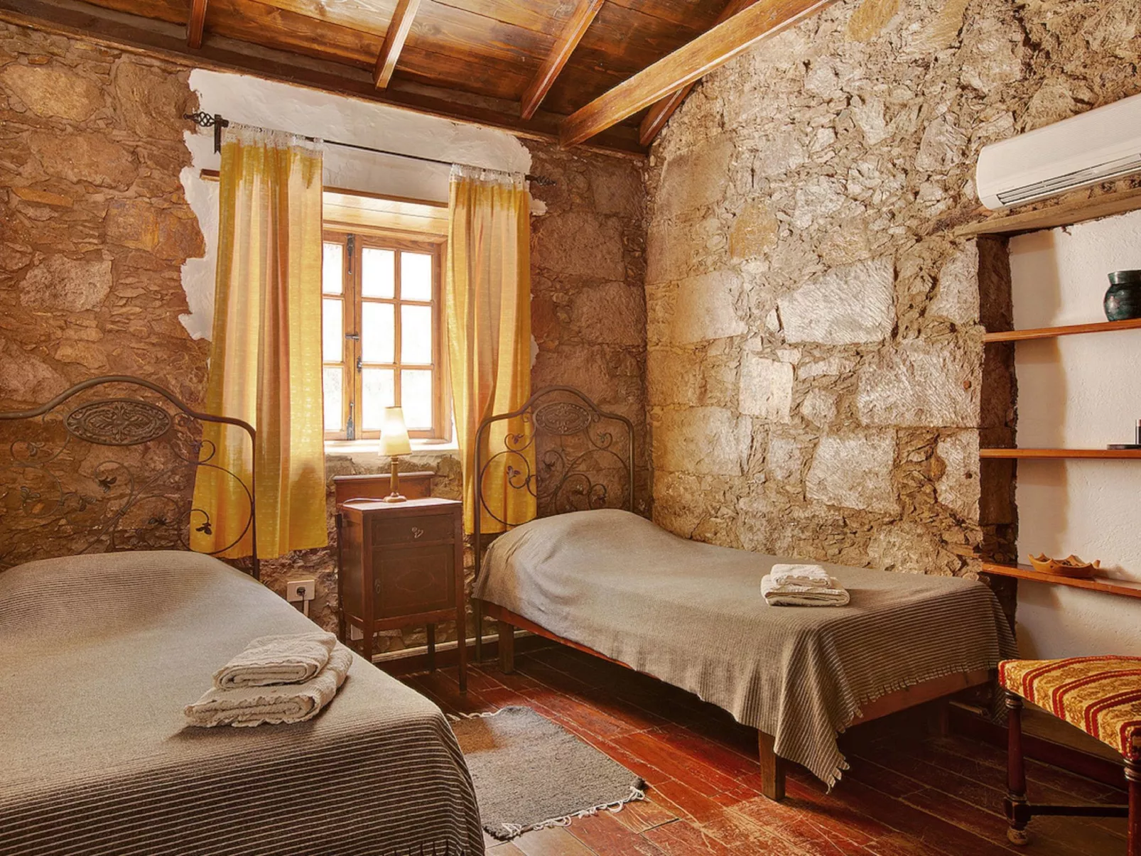 250 Jahre altes Steinhaus mit zwei Terrassen inmitten einer wunderbaren Naturla-Binnen