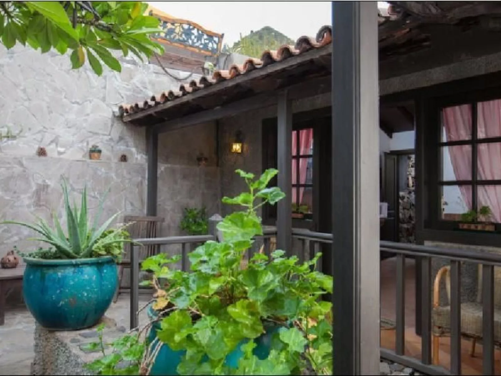 Haus mit Schwimmbad-Whirlpool in ruhiger Umgebung.-Image-tags.info