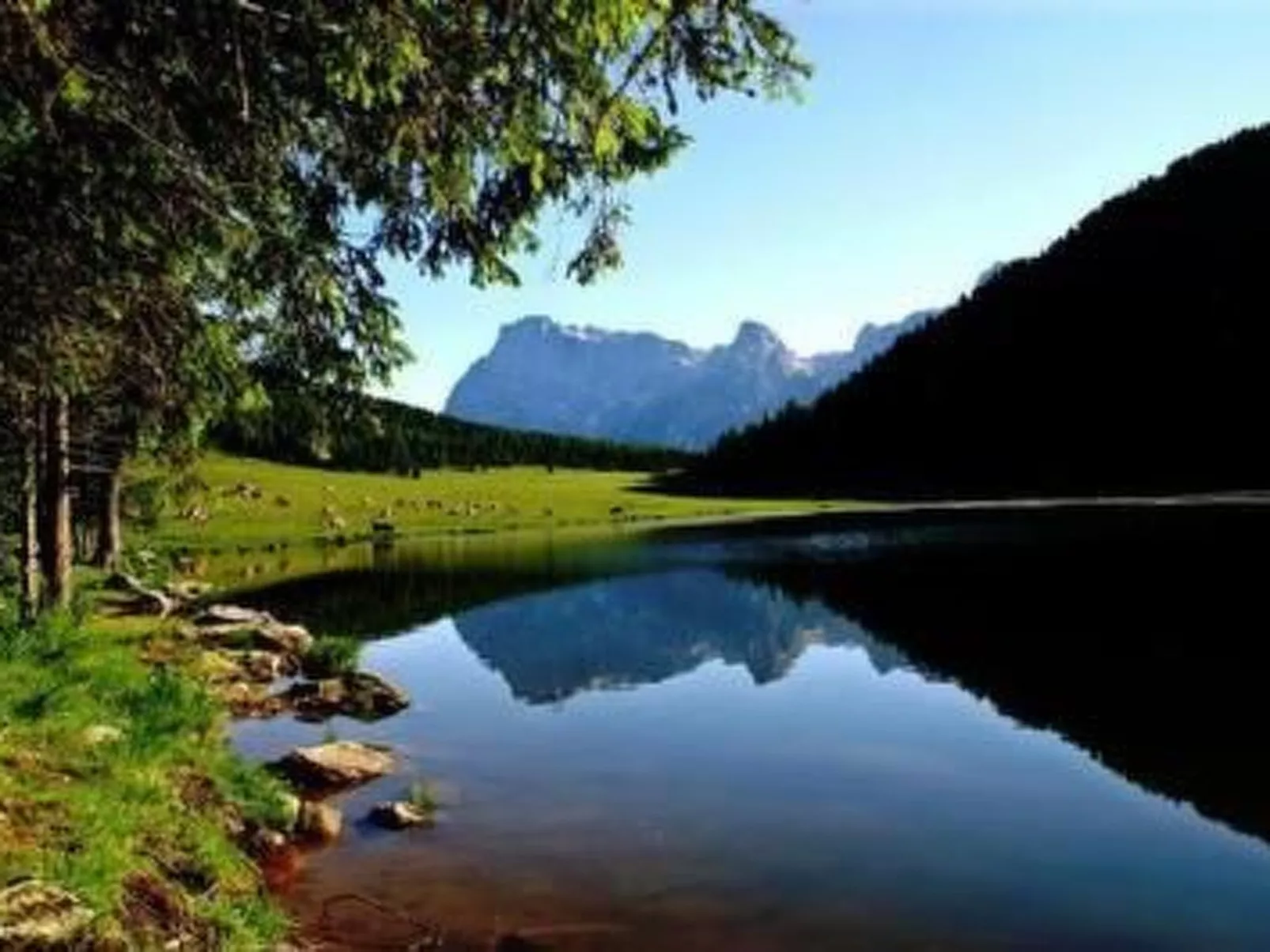 Romantisches Chalet in den Wiesen der Dolomiten-Image-tags.info
