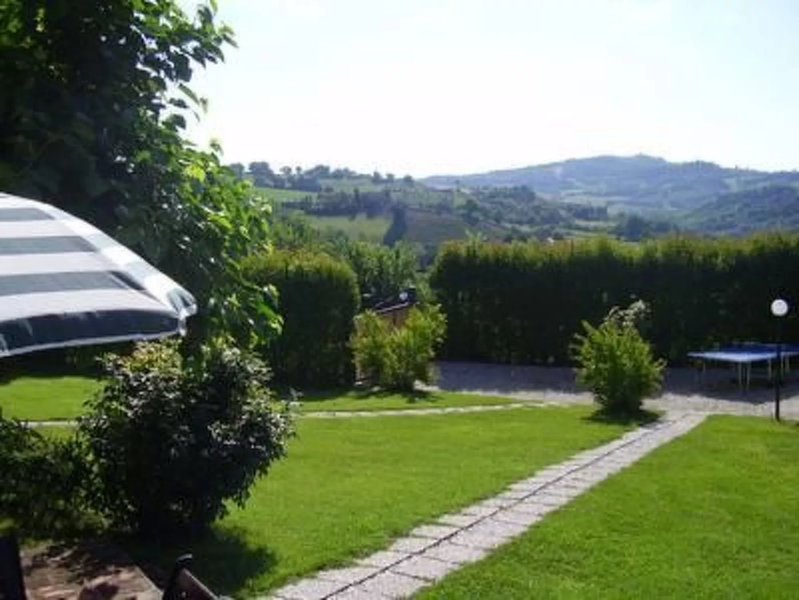 'Granatapfel' mit Schwimmbad-Buiten