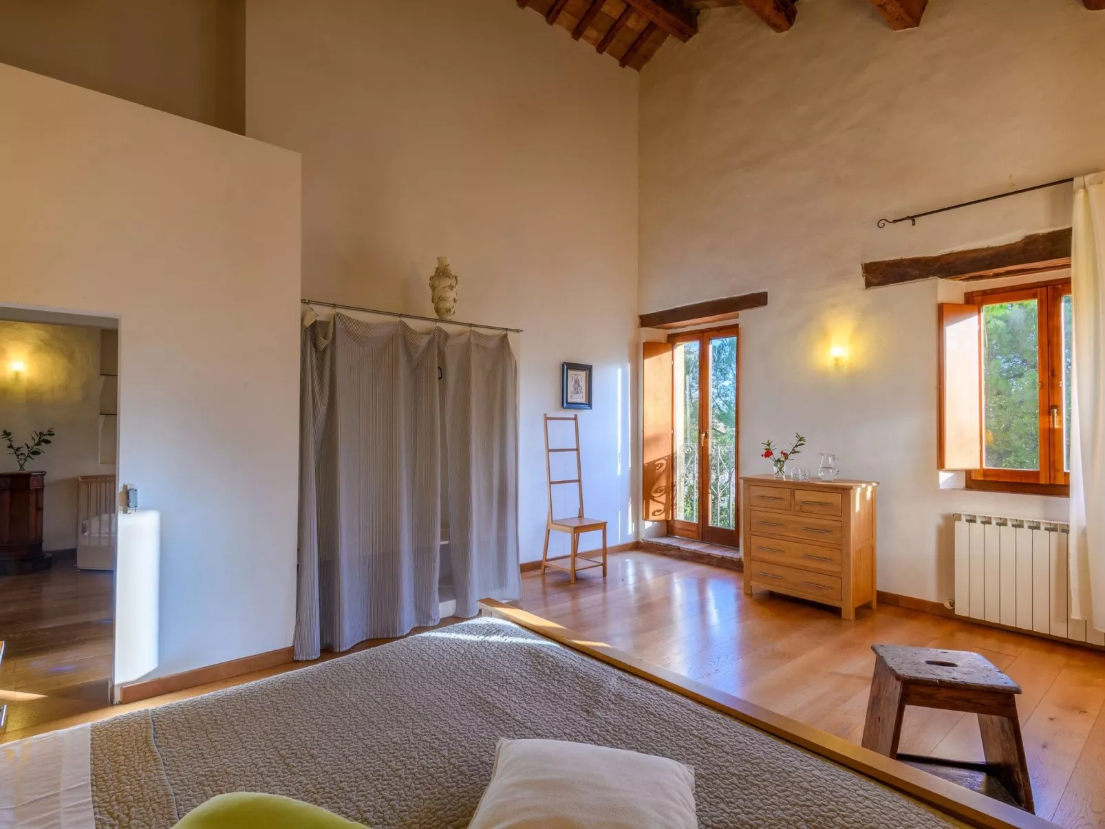 Licht unter den Buchen, Marche Urlaub, privater Pool-Binnen