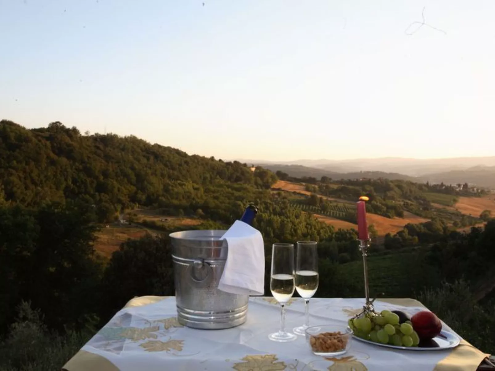 Landgut "Rondine" mit Garten, Grill und Terrasse-Buiten