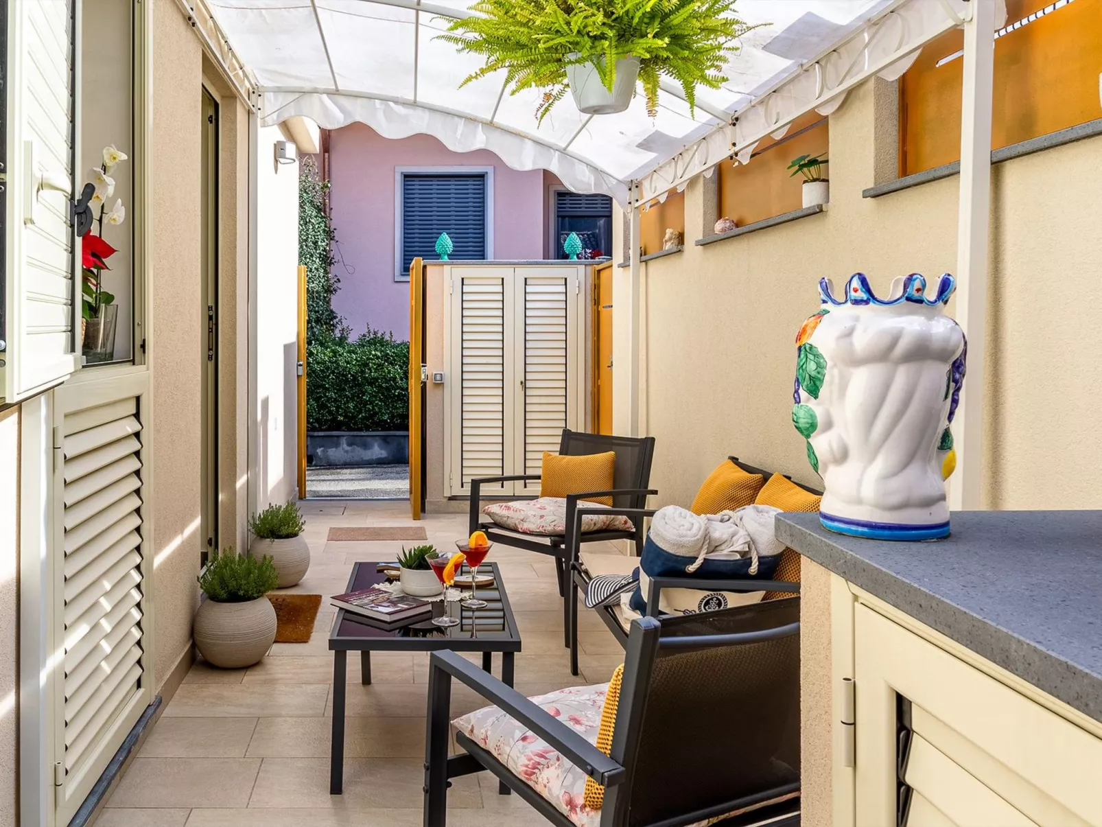 Das Haus der Provokation-Buiten