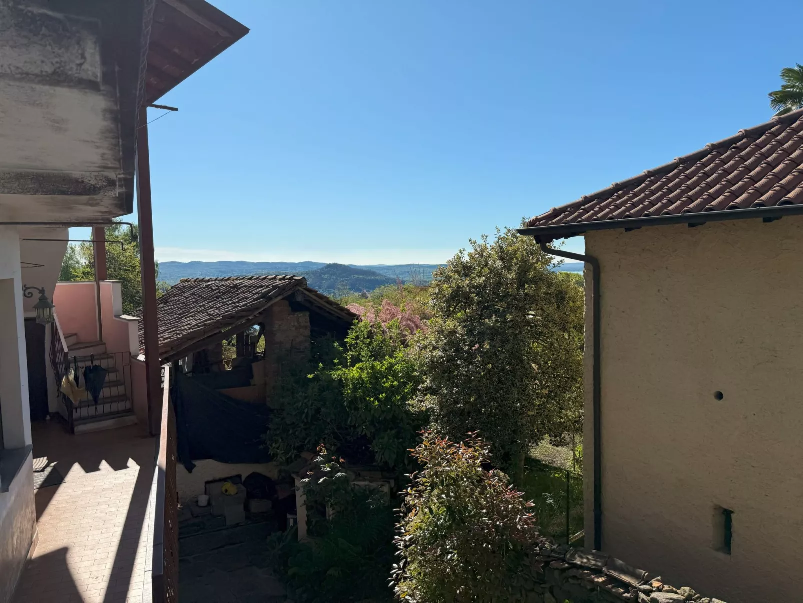 Neue moderne Seeüberdachung von Holiday World-Buiten