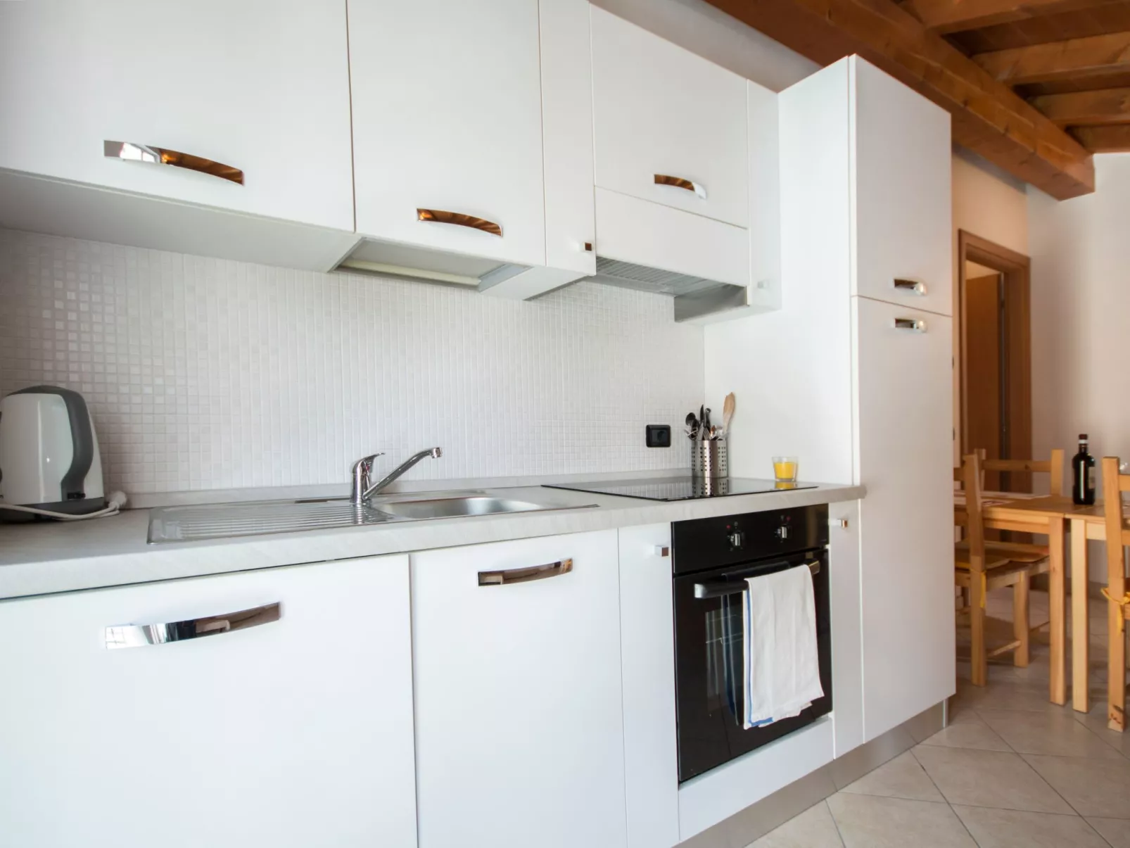 Lakeside Attic Apartment-Binnen