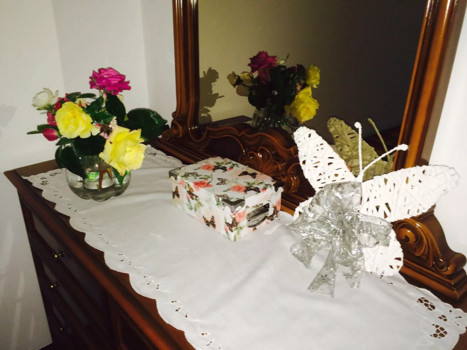 Auf einem ummauerten Grundstück-Binnen