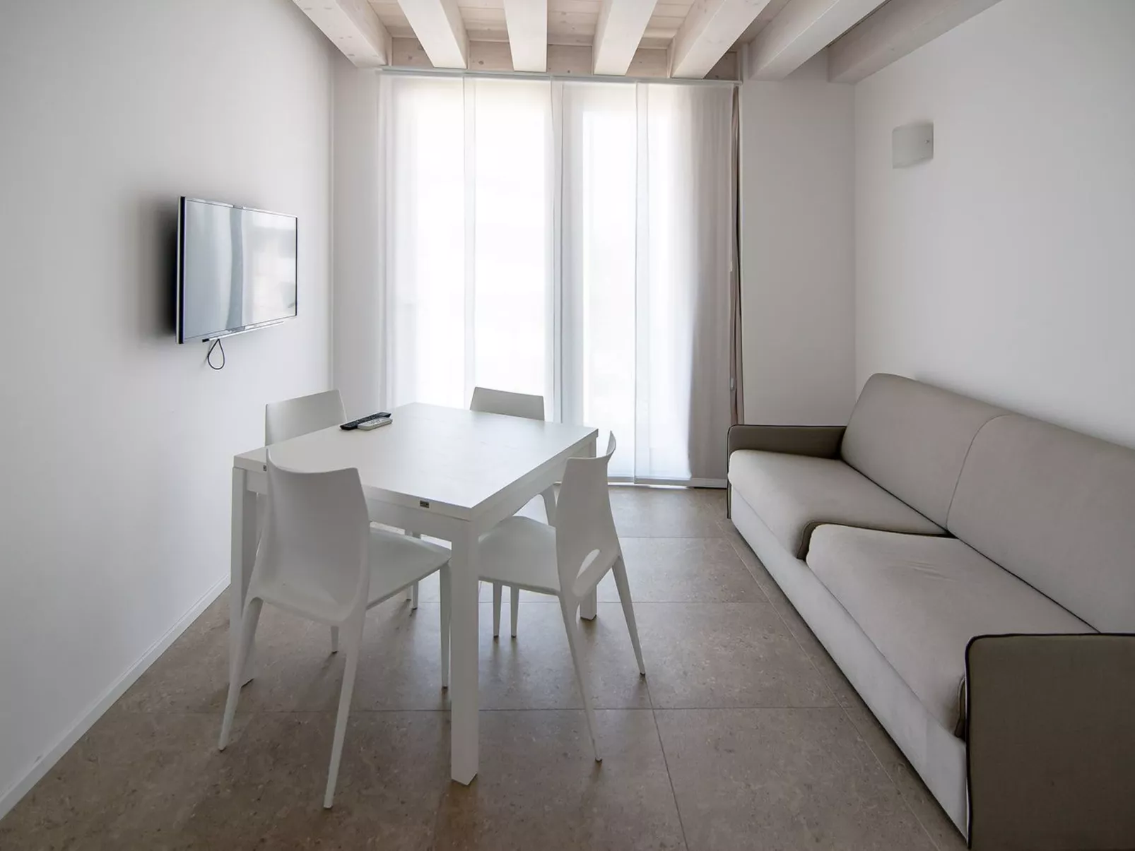 Einzimmerwohnung mit Balkon und Frühstück-Image-tags.info