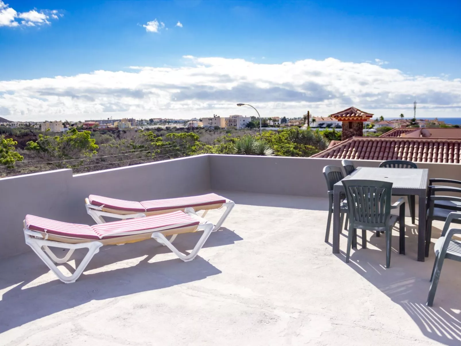 Geräumiges Haus mit exklusivem Schwimmbad und Solarium.-Buiten