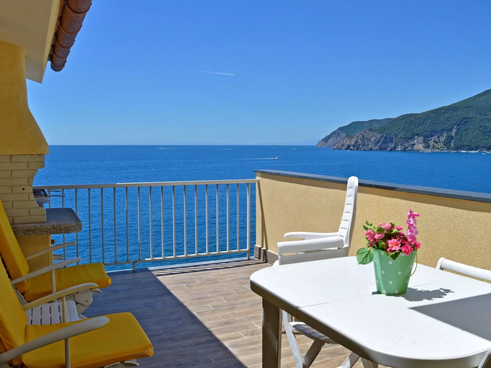 Charmantes Appartement in Moneglia mit Großer Terrasse-Buiten