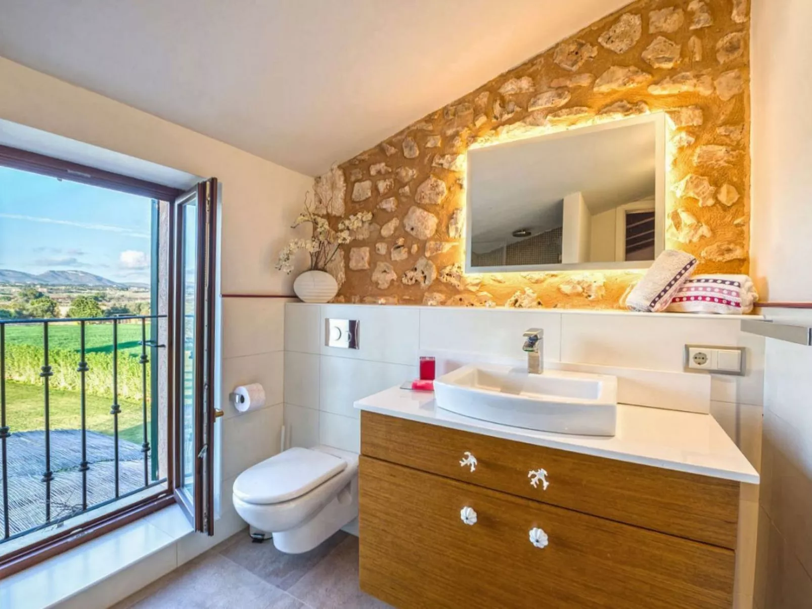 Luxuriöse Finca im modernen Stil mit Pool und Klimaanlage-Image-tags.info