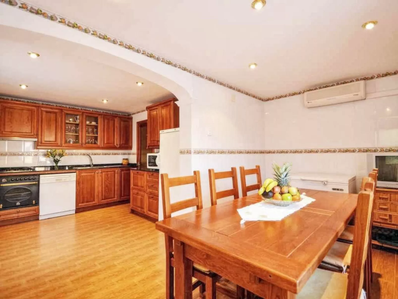 Schöne Villa mit Pool und Garten-Image-tags.info