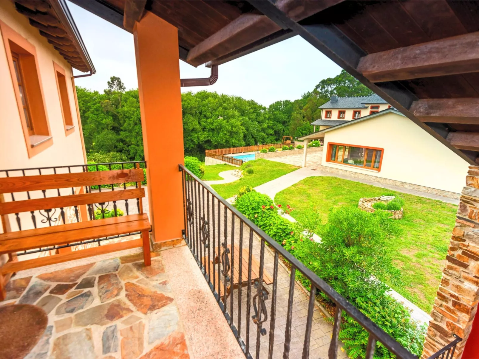 Schönes Duplex mit Aussicht, Pool und Garten-Image-tags.info