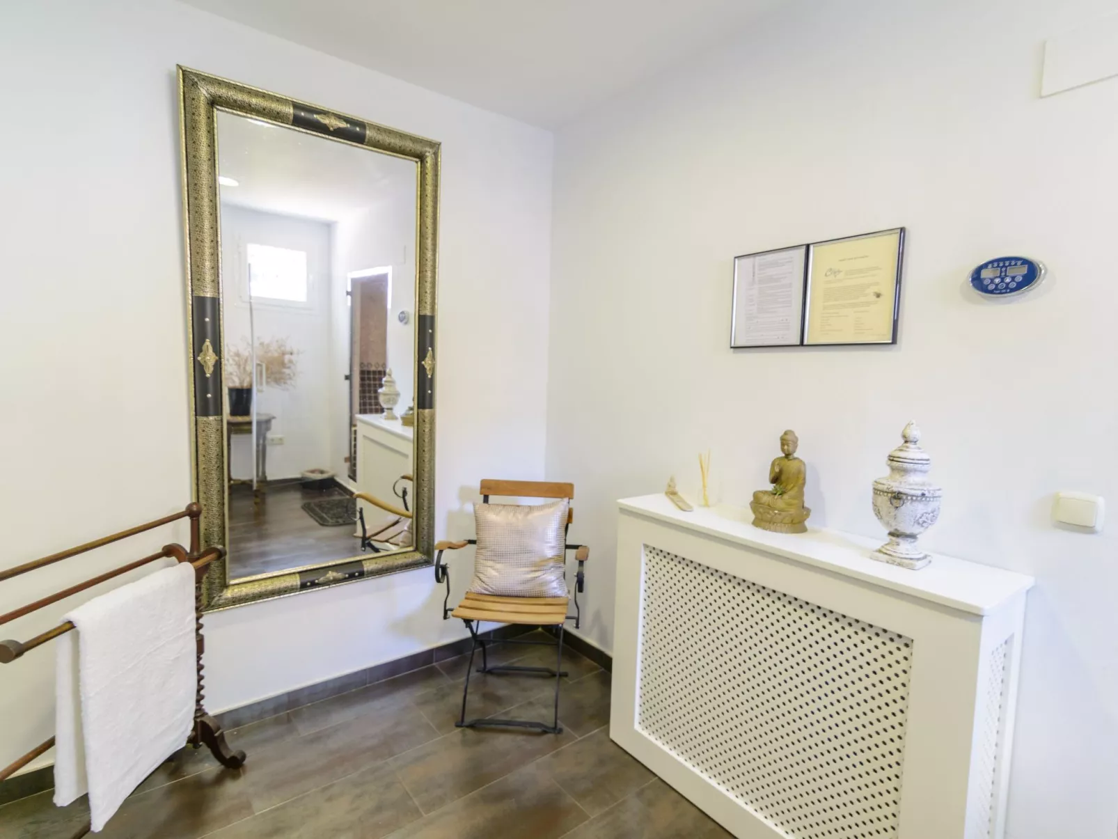 Spa-Spielzimmer mit Außen-Whirlpool und Schwimmbad-Binnen