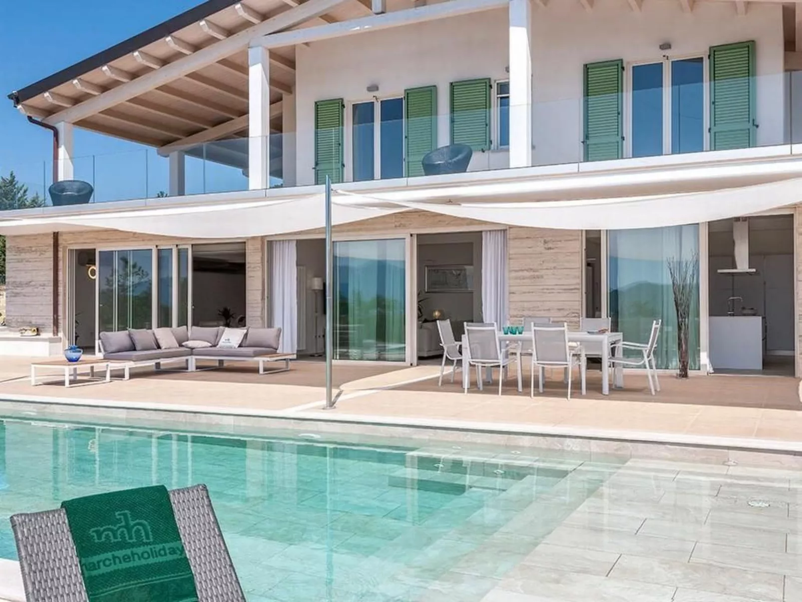 Villa Montefalcone, Außen- und Innenpool-Binnen