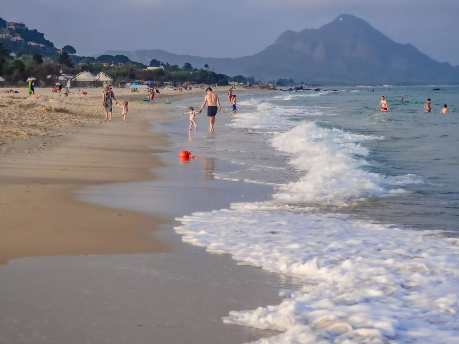 Gepflegtes Ferienhaus in Laufnähe zum Strand und mit gehobener Ausstattung-Buiten