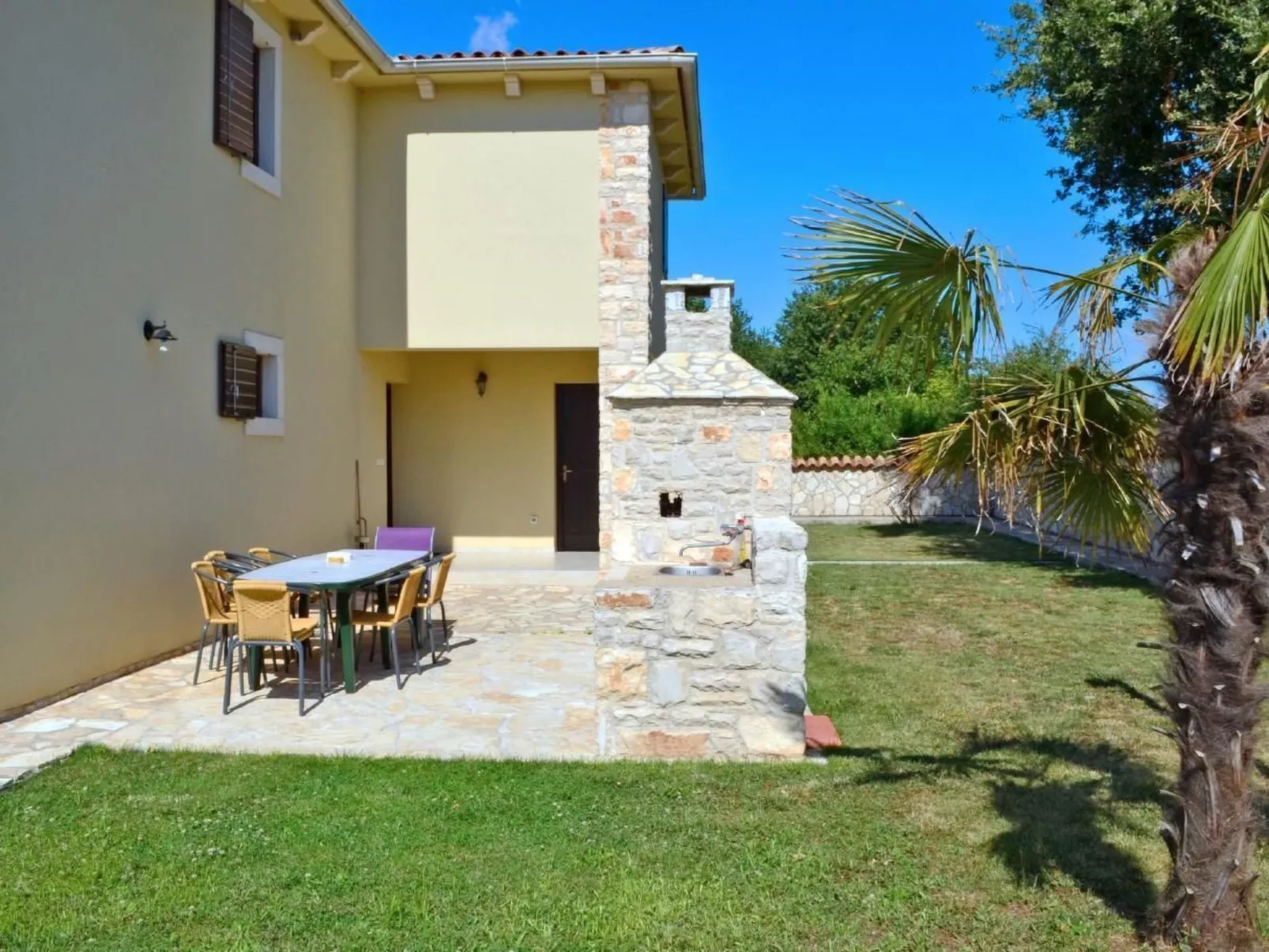 Gemütliches Ferienhaus in Medulin mit Großer Terrasse-Buiten