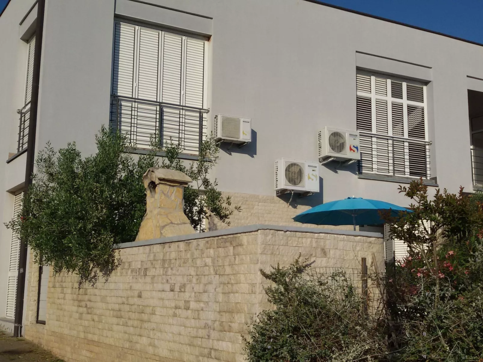 Direkt am Meer liegendes Apartment mit Garten-Buiten