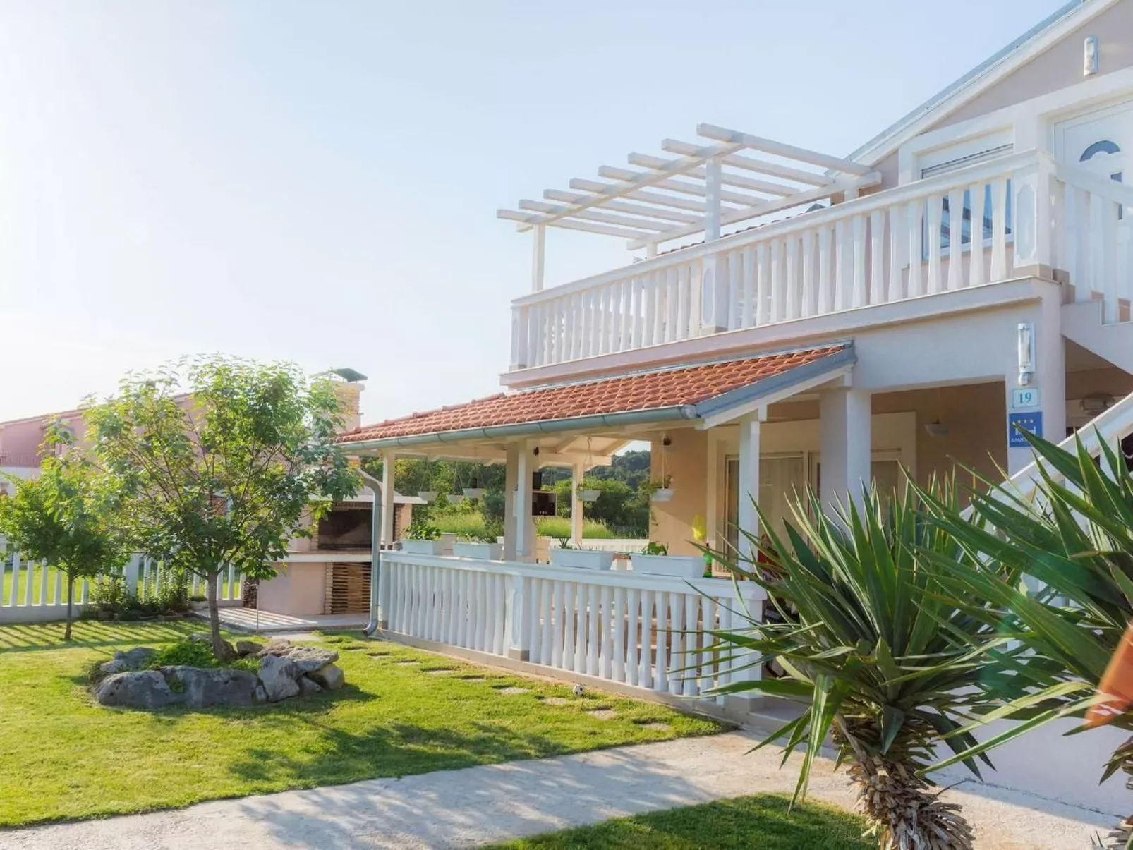 Mit Jacuzzi in Villa mit Parkplatz-Buiten