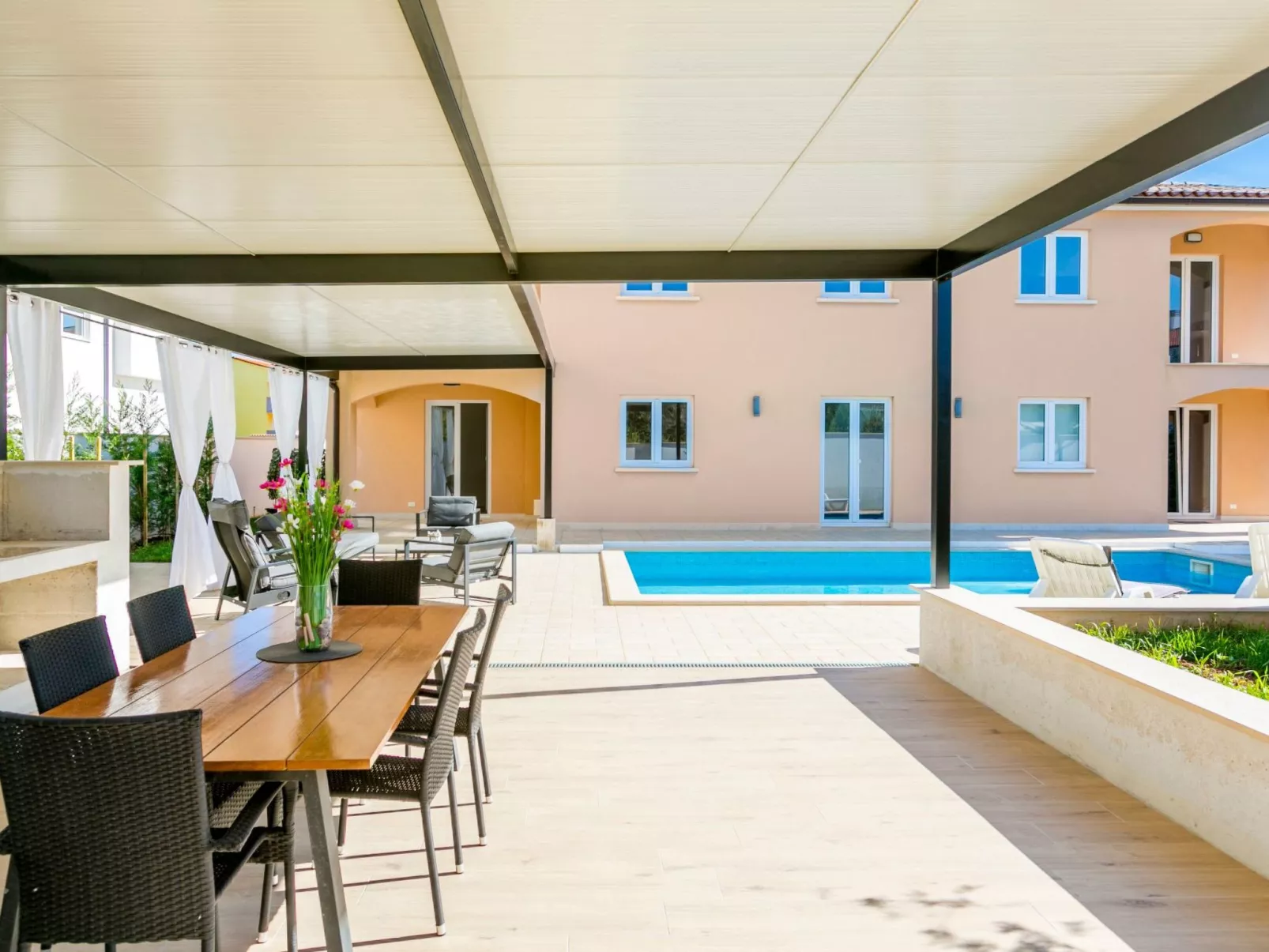 "Suzy" mit privatem Pool-Buiten