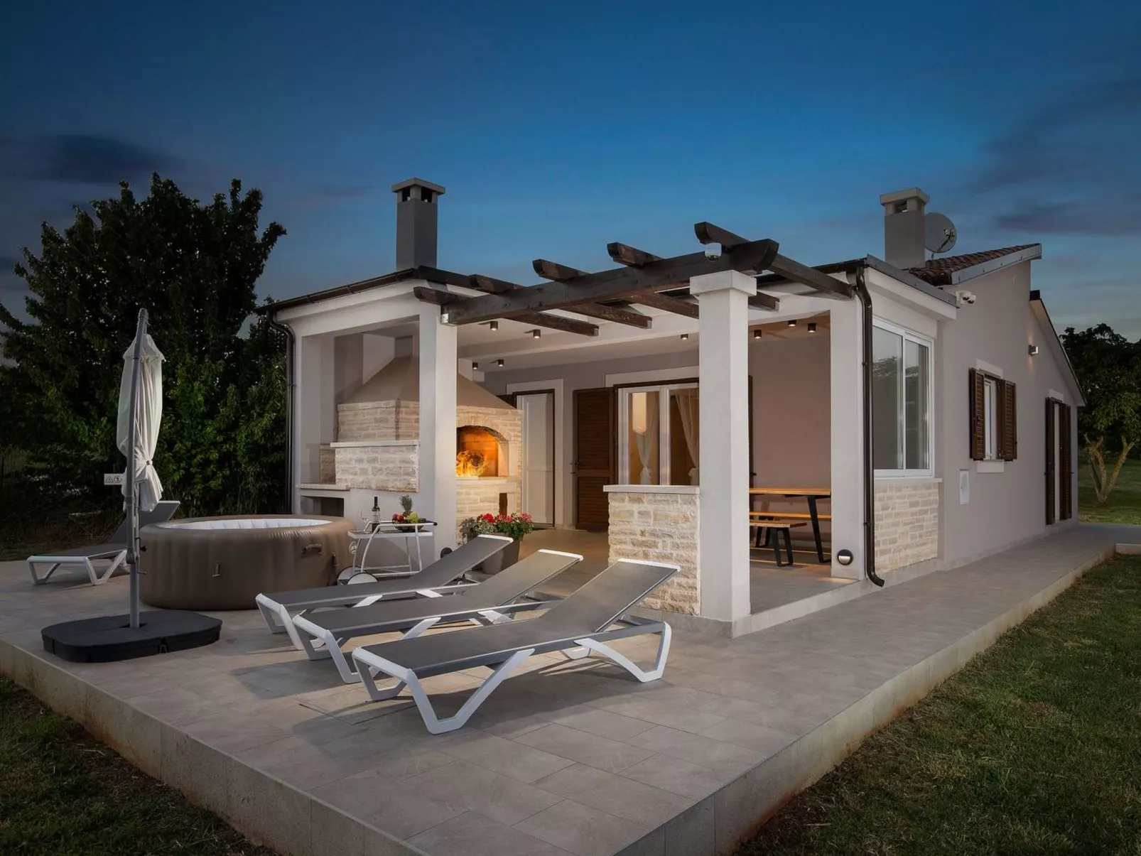 In Pomer mit Parkplatz-Buiten