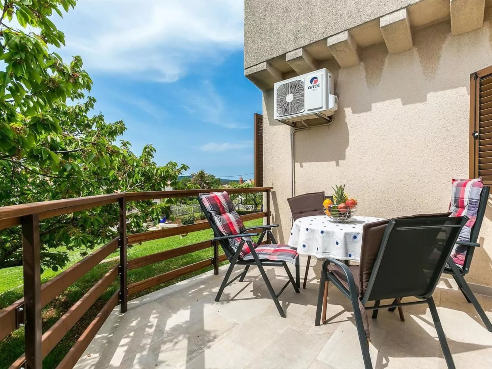 "Elvira" mit Terrasse-Buiten