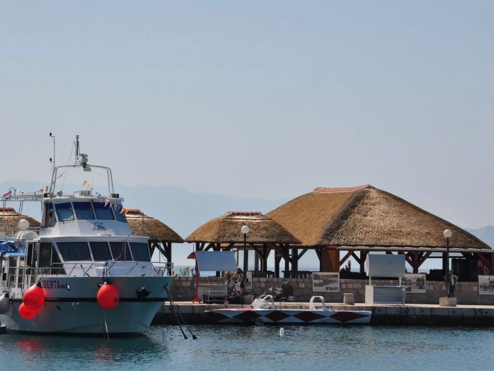 Wohnung mit Balkon und Meerblick-Buiten