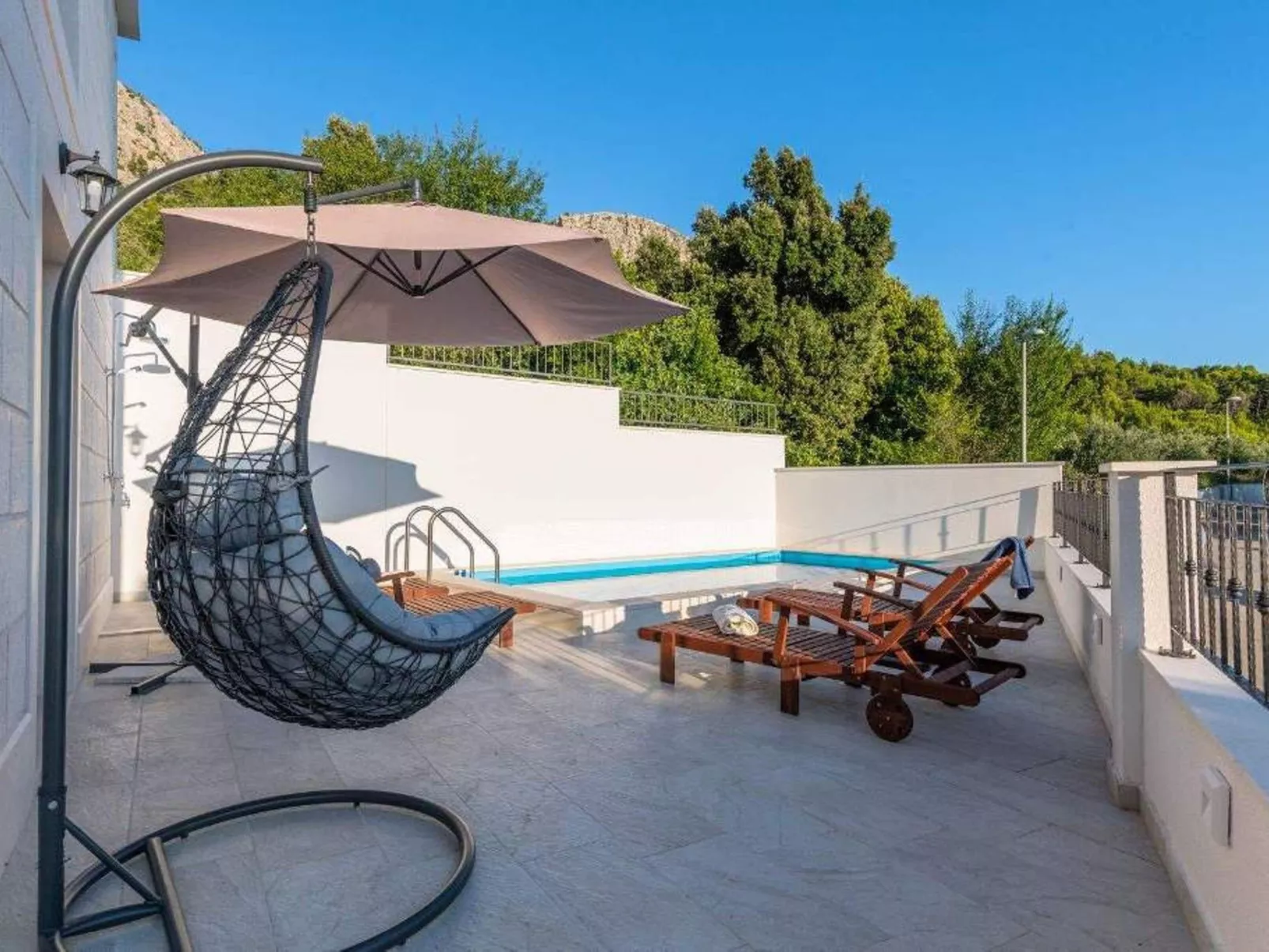 "Paola" mit eigenem Pool-Buiten