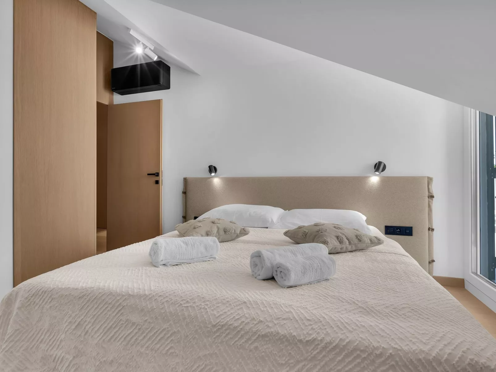 Penthouse Nikolina-50m to beach-Image-tags.info