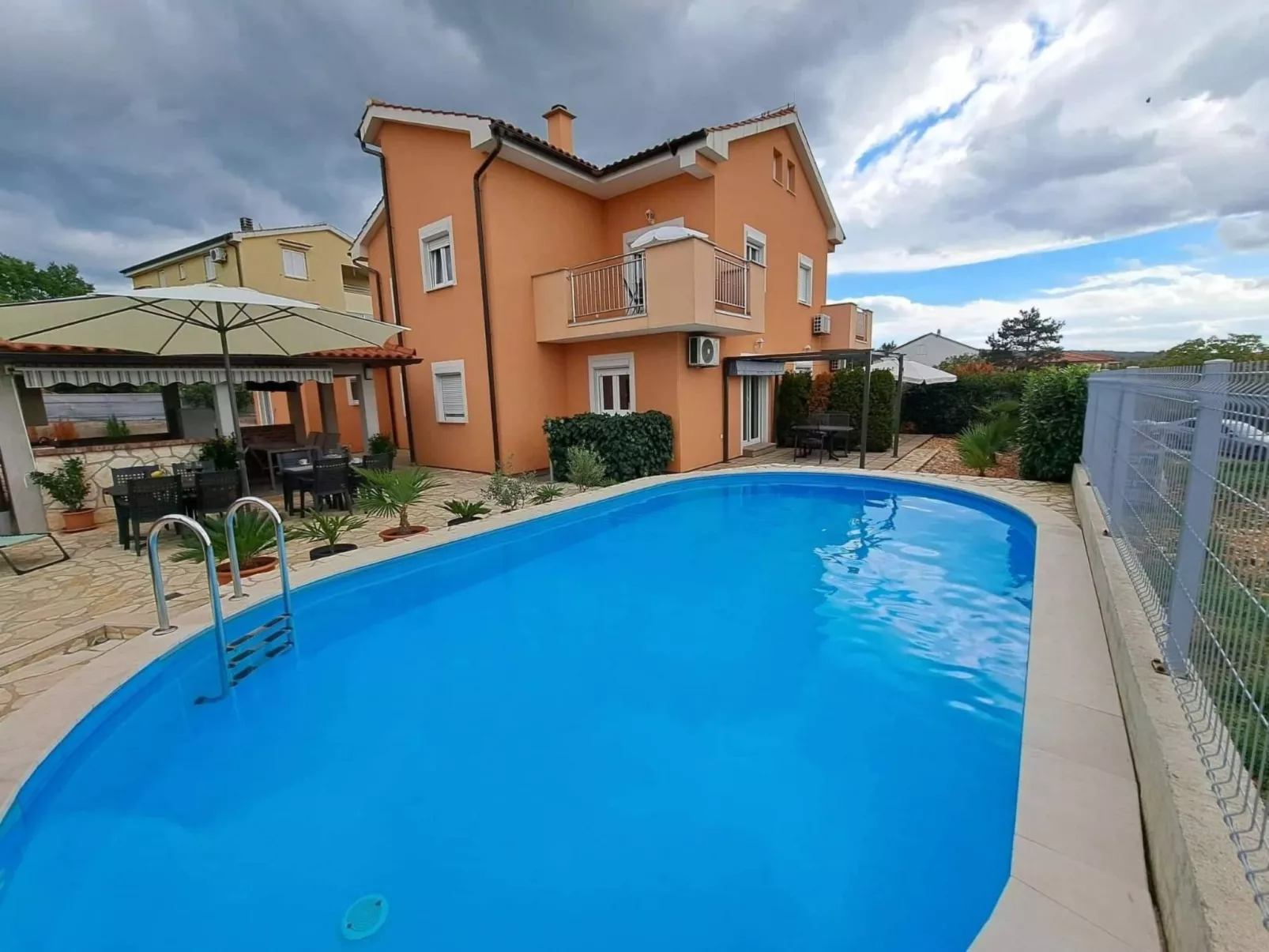 "Nette App in der Nähe des Pools"-Buiten