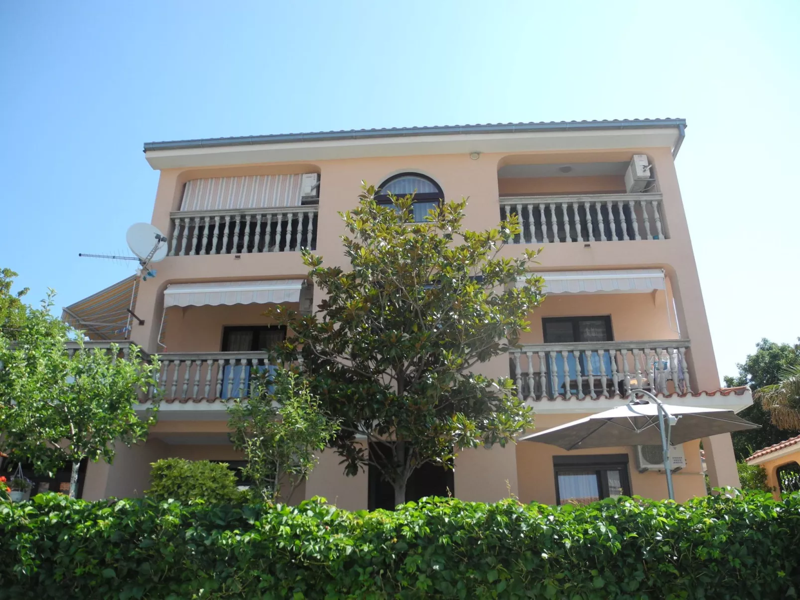 Wohnung in Crikvenica mit Grill und Terrasse-Buiten