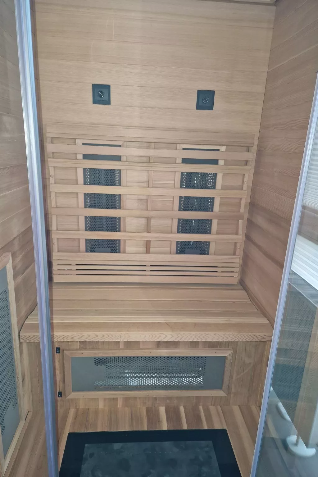 G28 Eingezäuntes Ferienhaus mit Infrarotkabine-Buiten