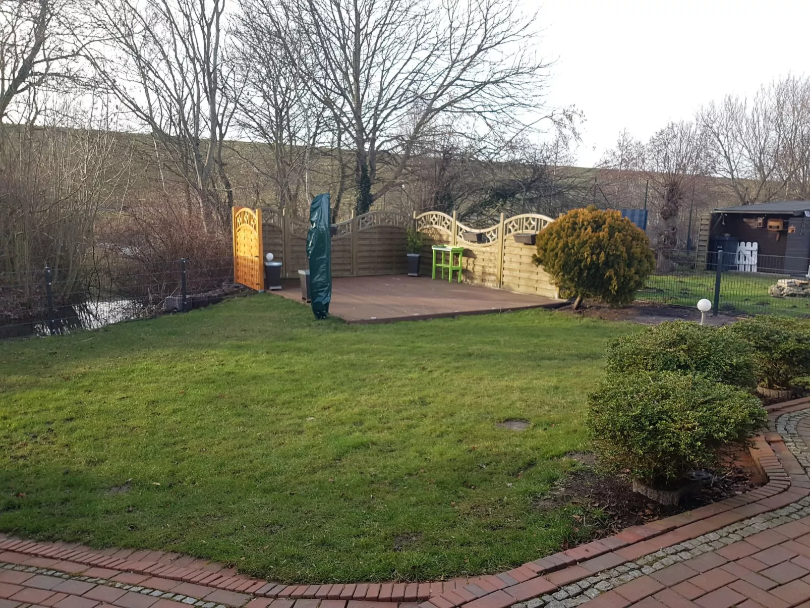 E13 Ferienhaus mit Garten, Terrasse und Deichbli-Buiten