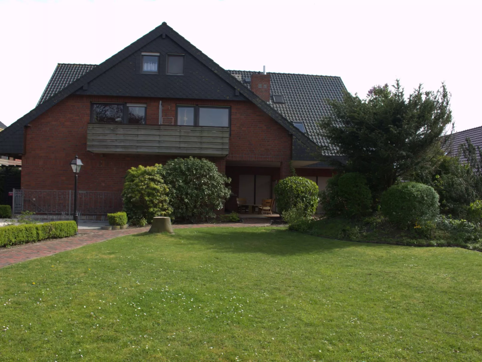 Geräumige Ferienwohnung in Burhave mit Grill, Garten und Pool-Buiten