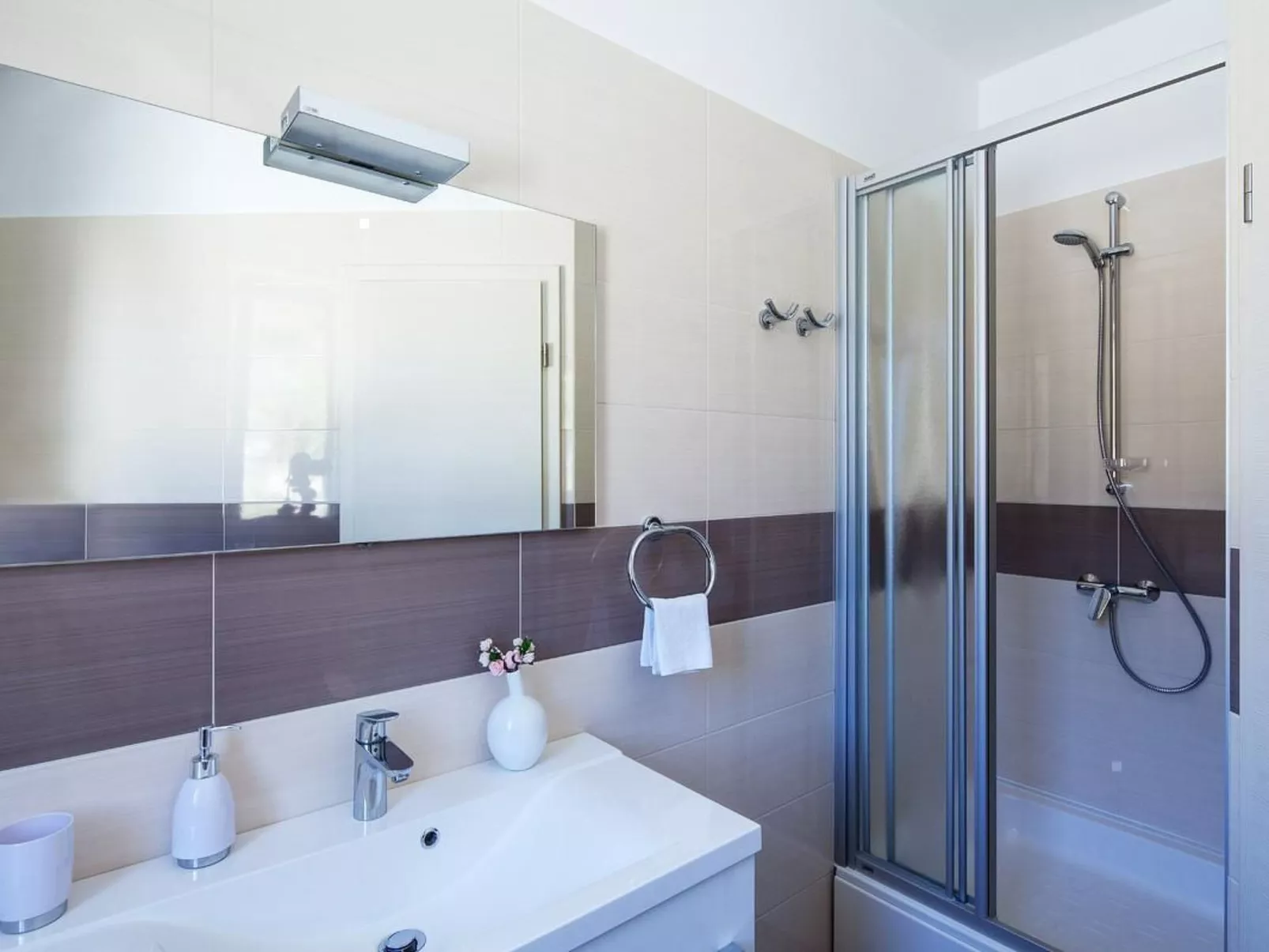 Luxuriöses Ferienhaus mit Pool direkt am Meer-Binnen