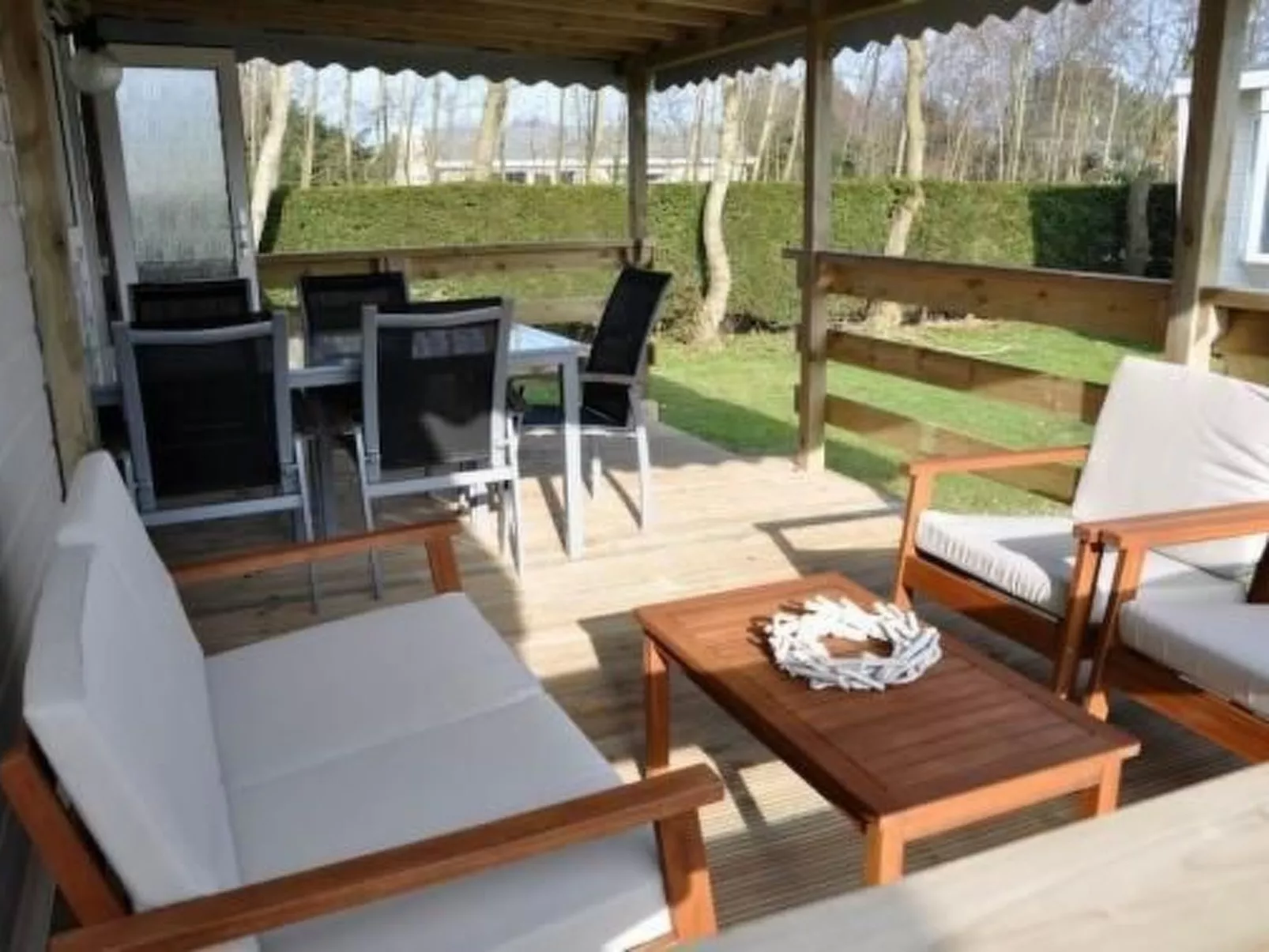 Strandnahes Chalet mit überdachter Veranda-Buiten