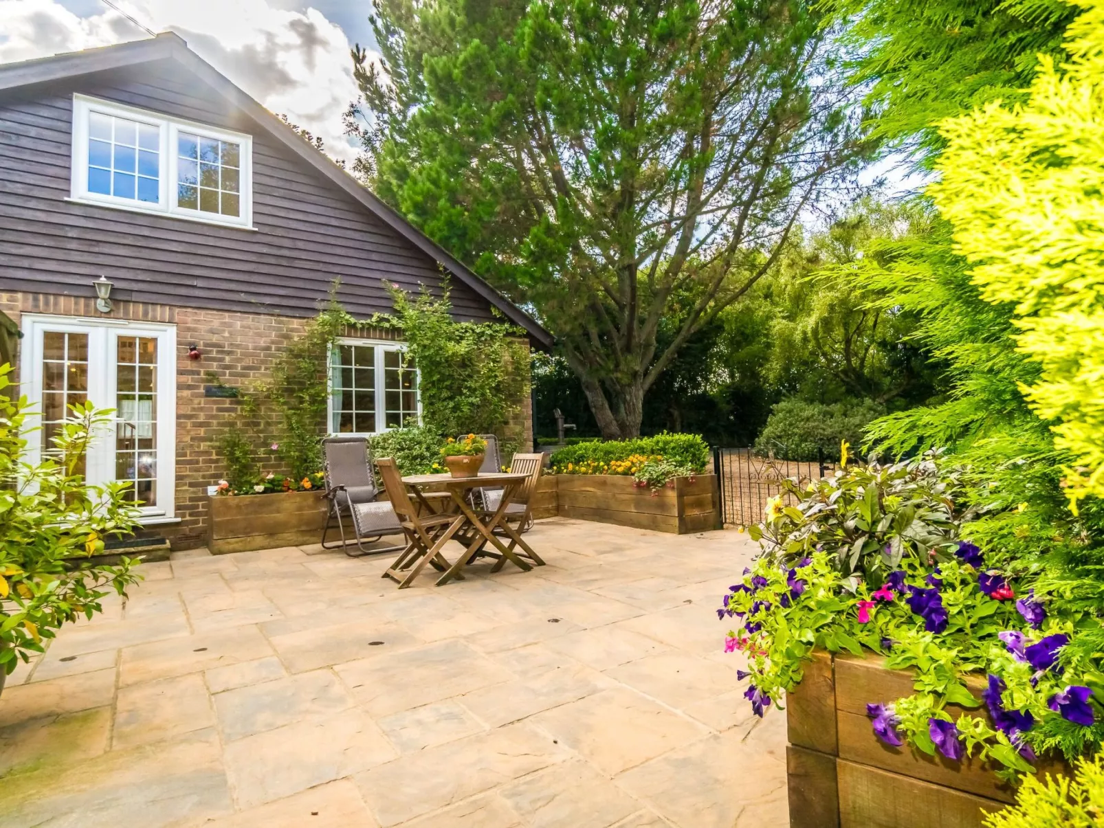 Schönes Ferienhaus in Hastings mit Whirlpool, Terrasse und Garten-Buiten