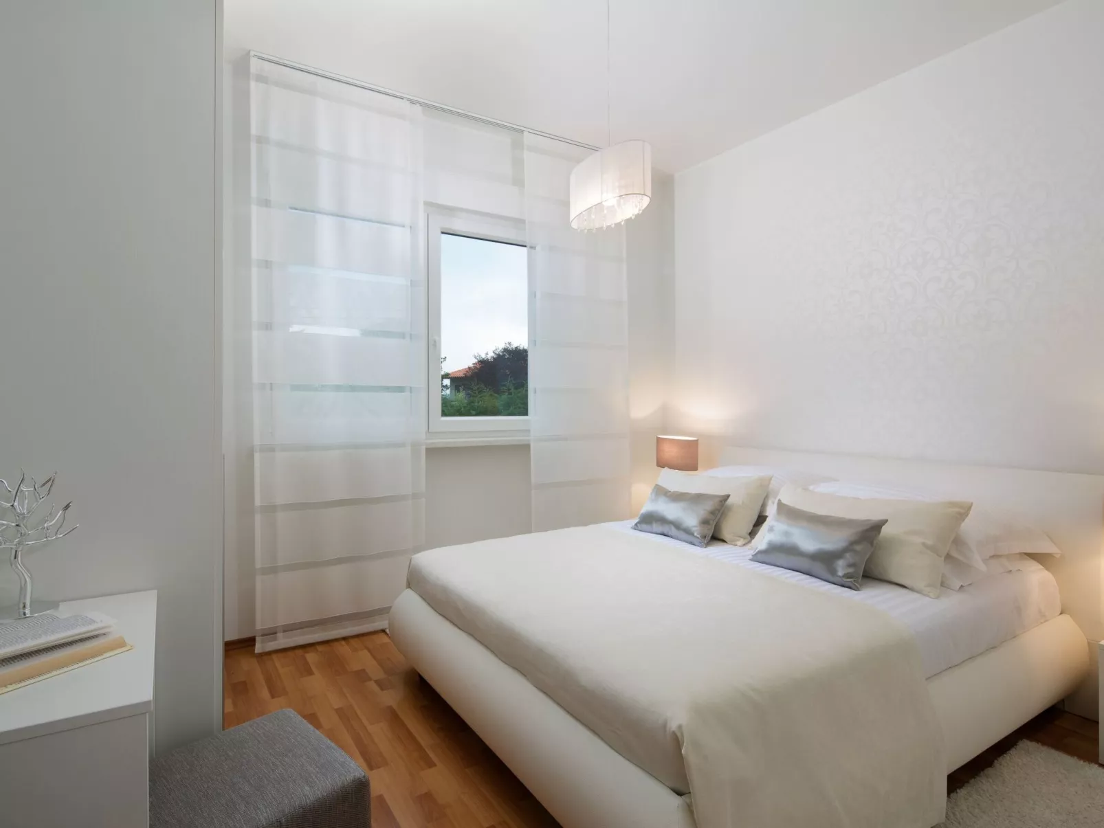 Schöne Villa mit Garten und Biodesign-Pool-Binnen