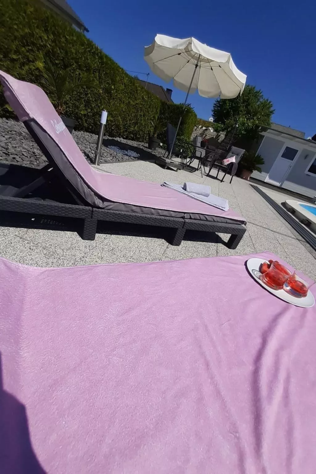 Sandra´s Ferienwohnung mit Pool-Buiten