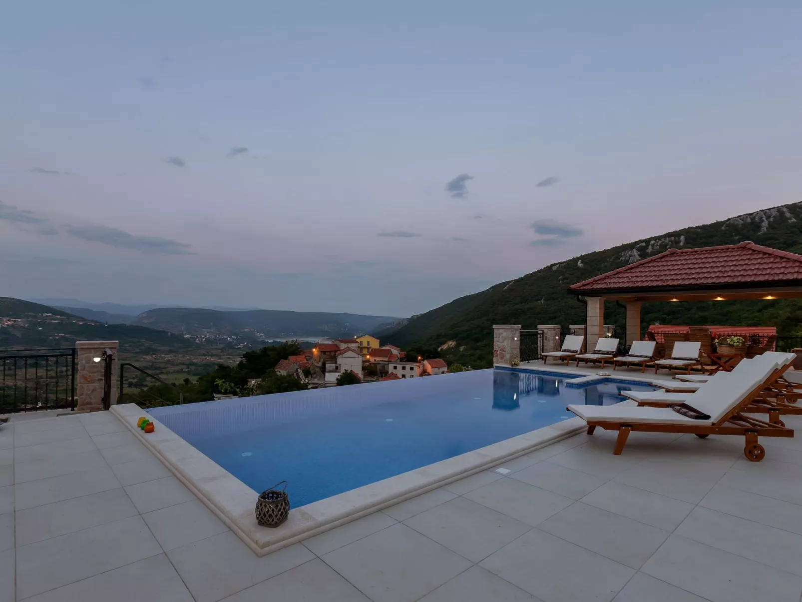 Villa mit Panorama-Buiten