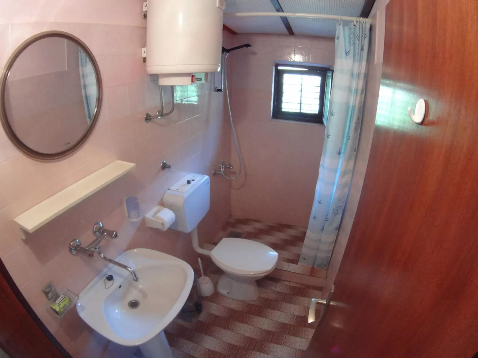 "Antun" am Strand-Binnen