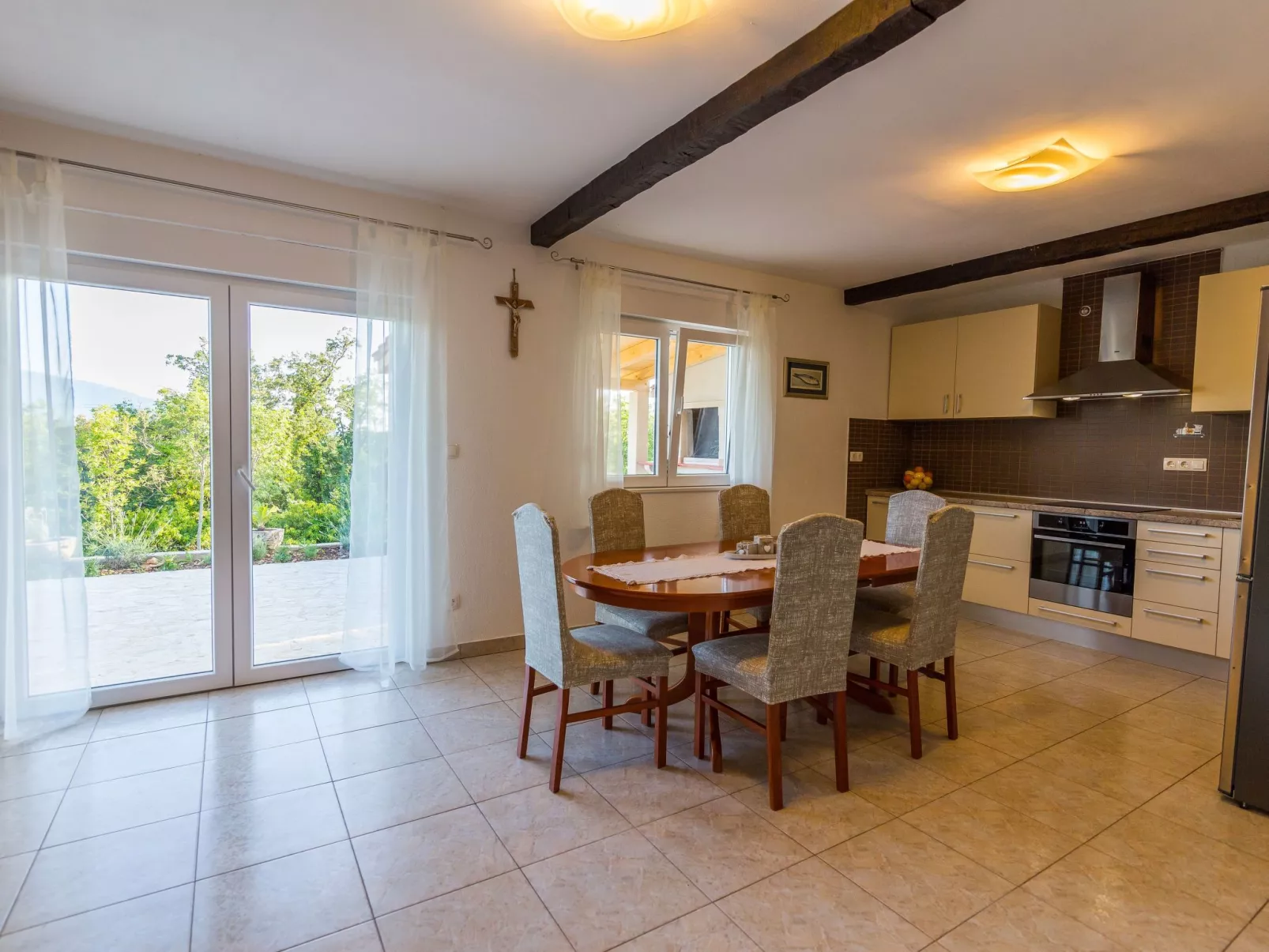 In Opanci mit beheiztem Pool, Parkplatz-Binnen