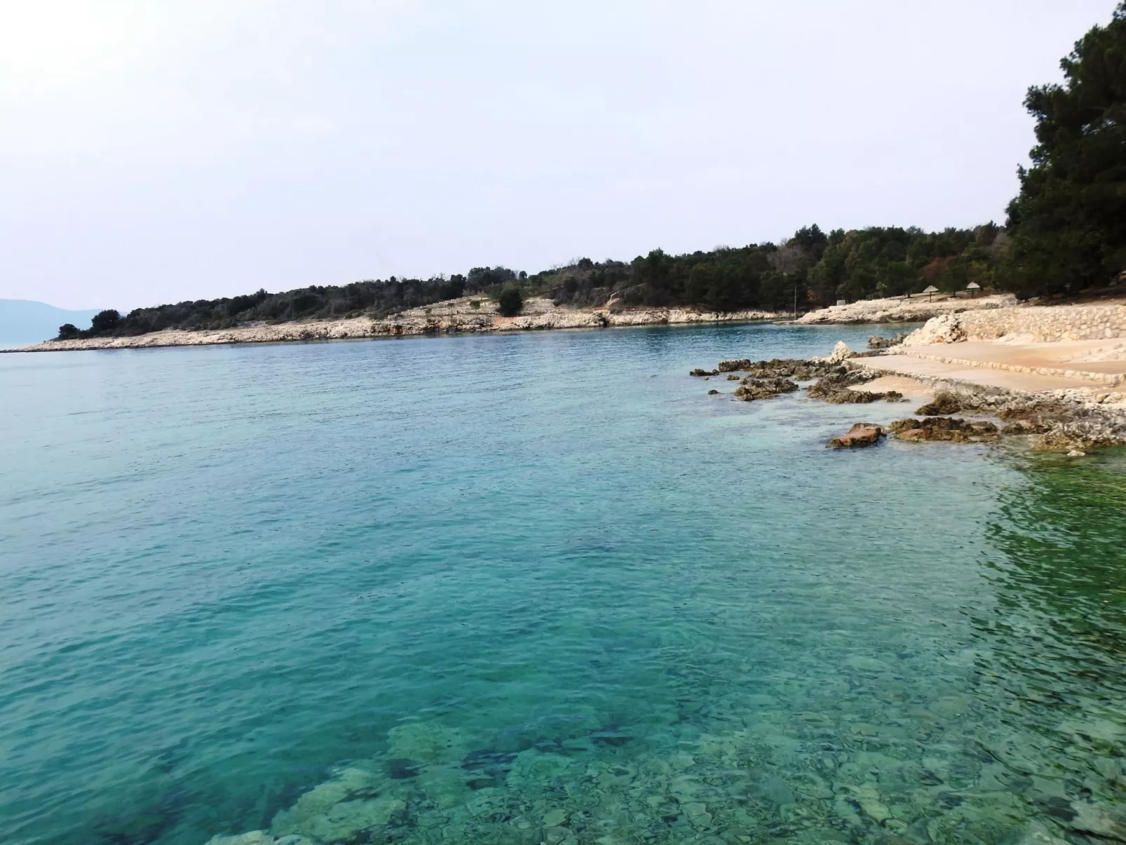 Gemütliches Ferienhaus in Pinezići mit großer Terrasse-Buiten