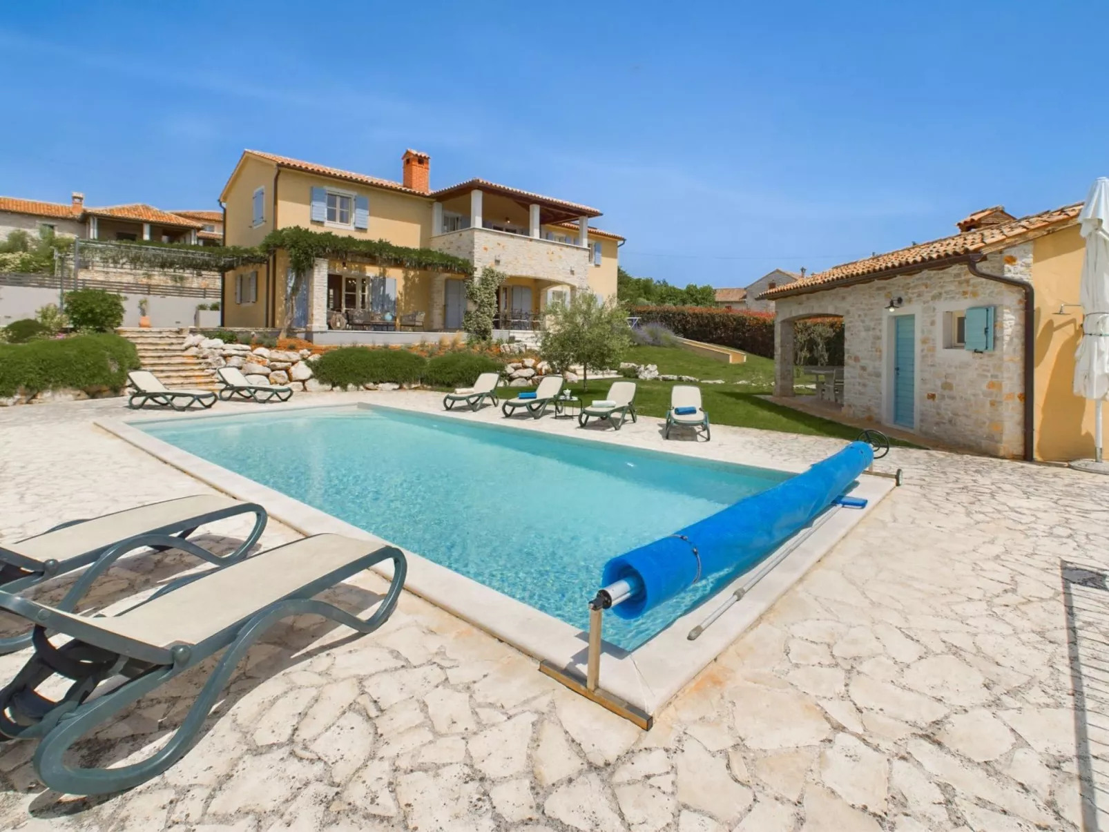 Luxuriöse Villa mit Schwimmbad und großem Garten-Buiten