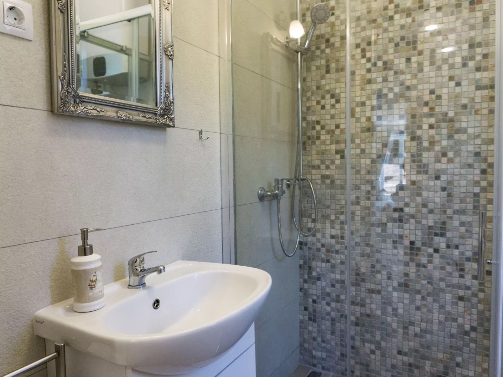 Nettes Ferienhaus in Smoljanci mit Privatem Pool-Binnen