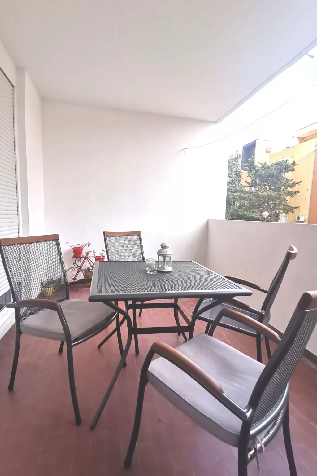 Wohnung mit Terrasse-Buiten