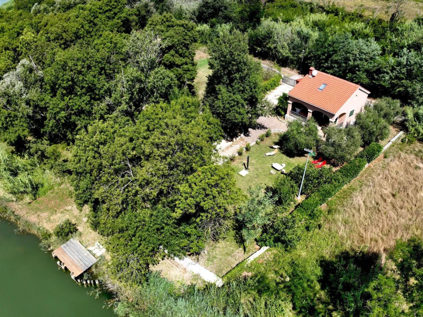 Am Fluss gelegenes Haus mit Galerieschlafplätzen-Buiten