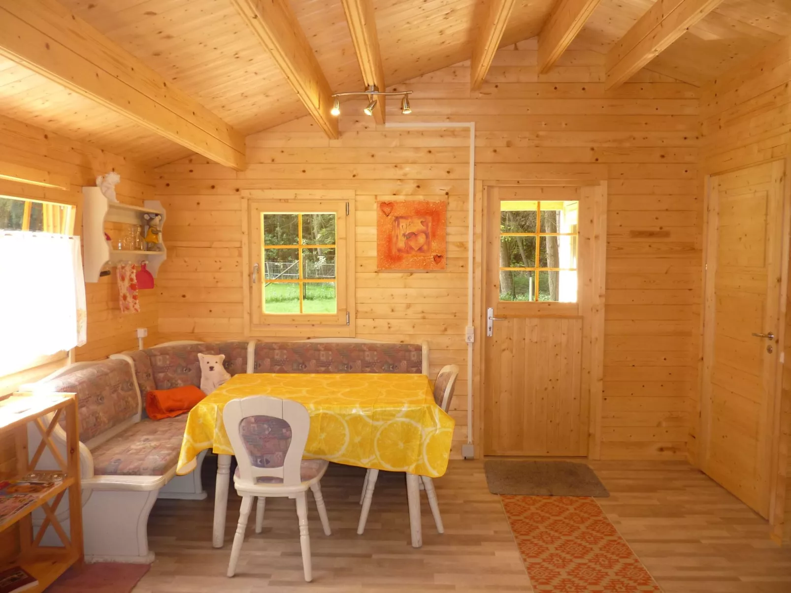 Holz-Blockhaus für vier Personen mit Terrasse-Binnen