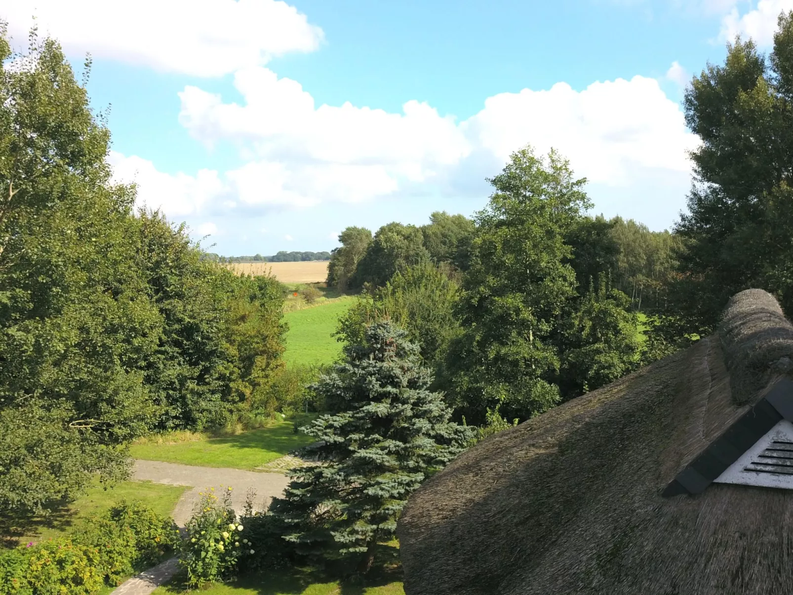 Idyllisches Reetdachhaus mit großem Garten-Buiten